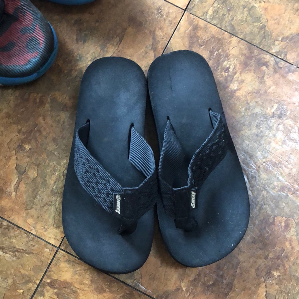 Boys black Reef flip flops , size 4/5